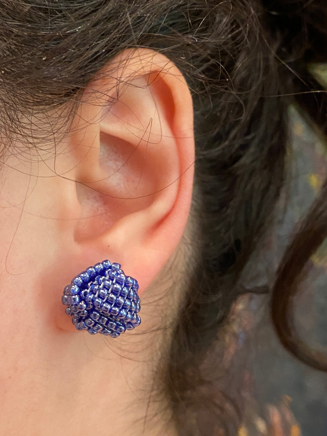 Knot beaded earrings - Blue lustered beads